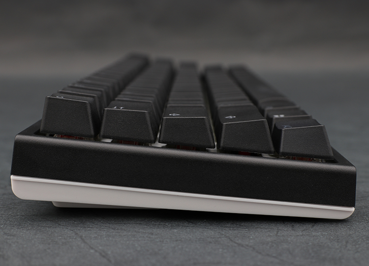 The new bezel design shares a similar sleek frame as its predecessor, but the One 2 SF incorporates dual colors on the bezel to match all varieties of keycap colorways