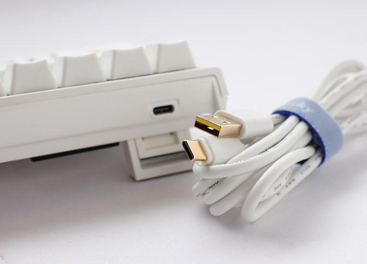 接線分離設計，可以選擇喜愛的線材使用。介面採用USB Type-C介面支援正反插，使用更加方便。採用USB HID協定中最高頻率的1000Hz傳遞訊號，即每1ms就能傳遞訊號給電腦端。